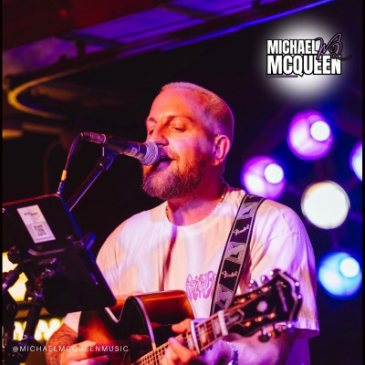 Michael McQueen performing at Berlinkys