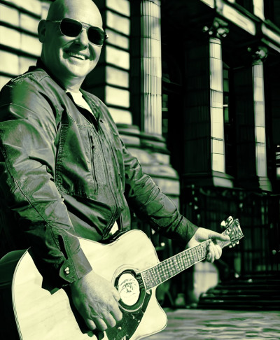 Chris Wraith performing at The Murphy
